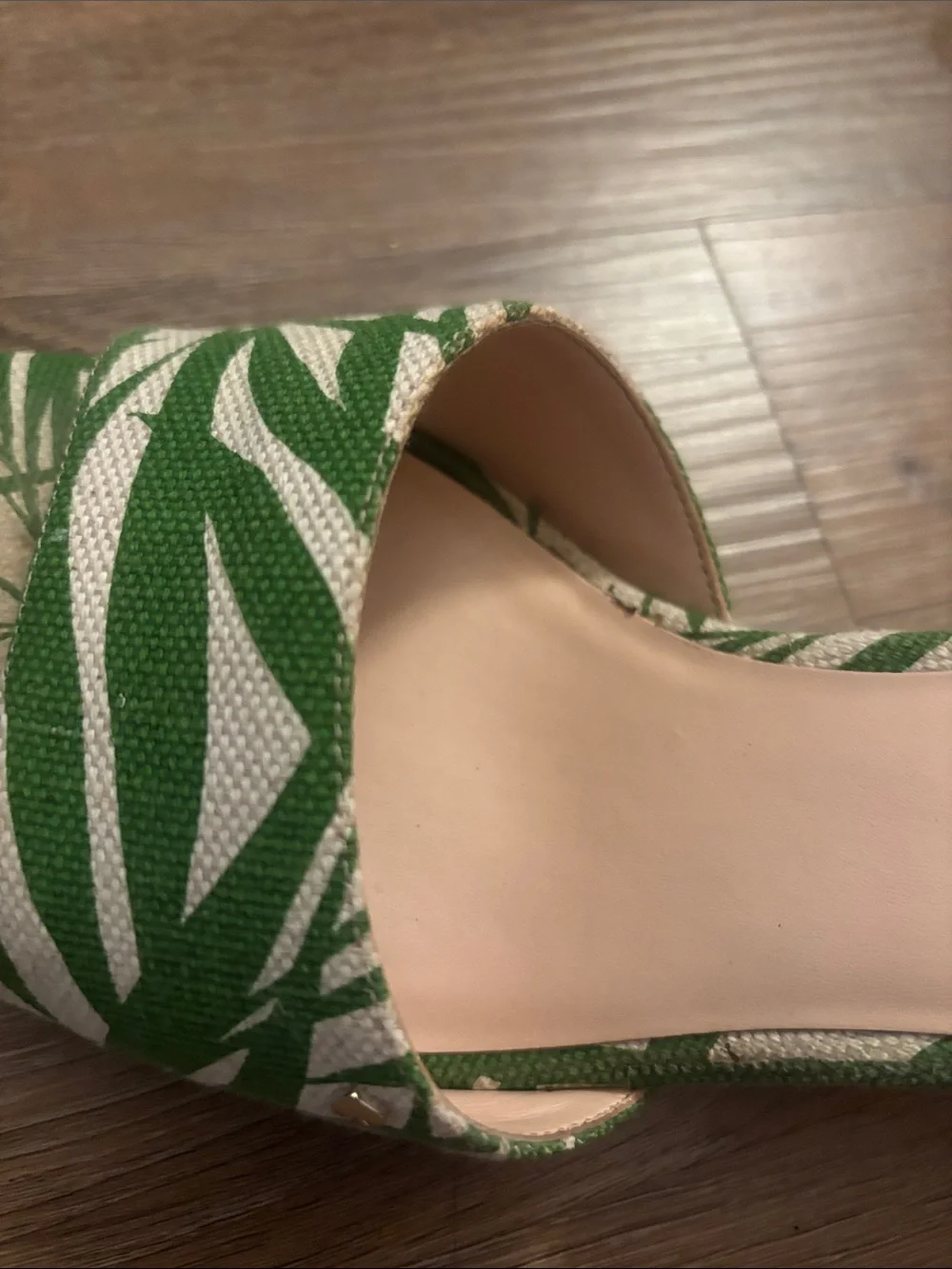 9.5 Kate Spade Green and Cream Palm-Print Slide Mules